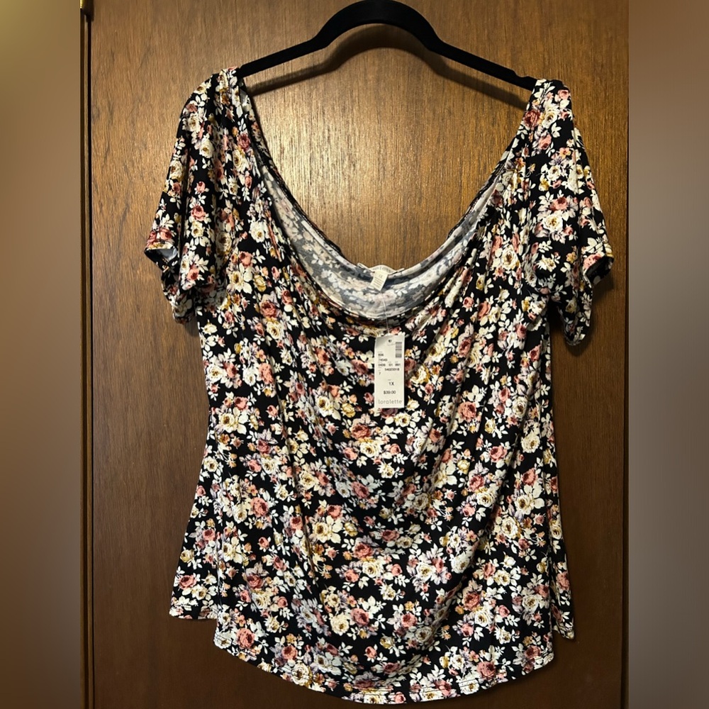 Gorgeous floral top! Size 1XL NWT